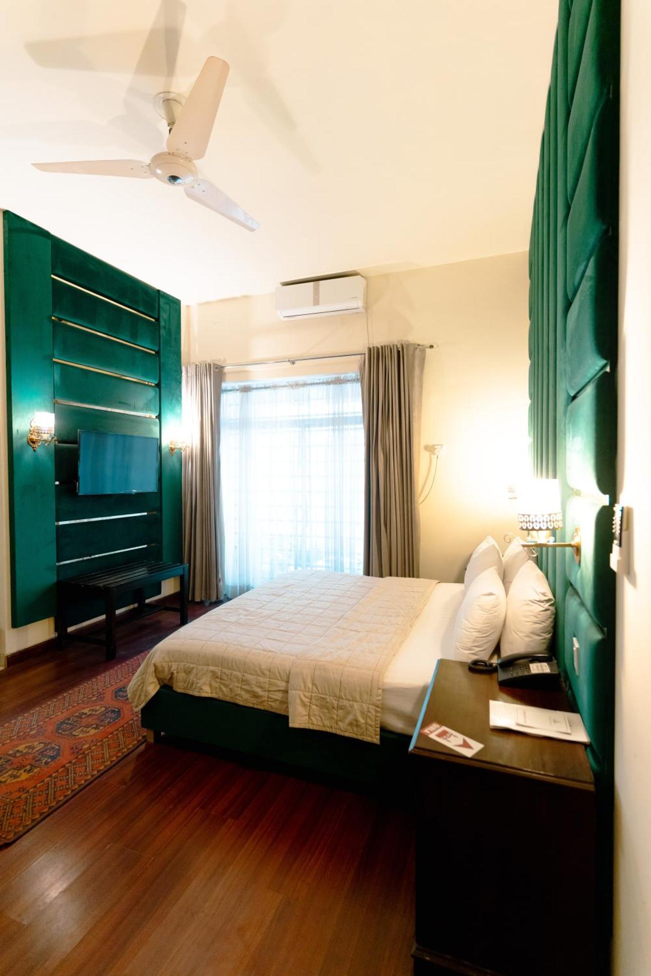 Vip House Peshawar Hotel ภายนอก รูปภาพ