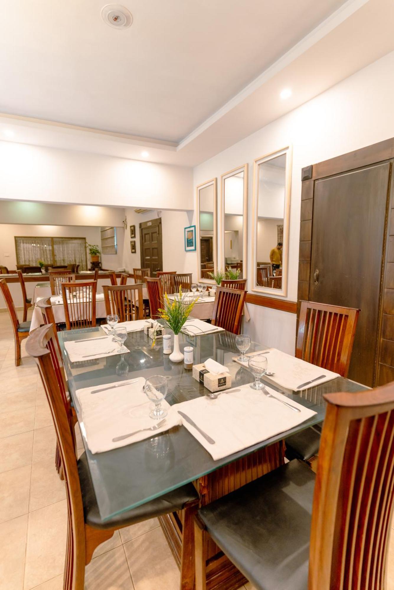 Vip House Peshawar Hotel ภายนอก รูปภาพ