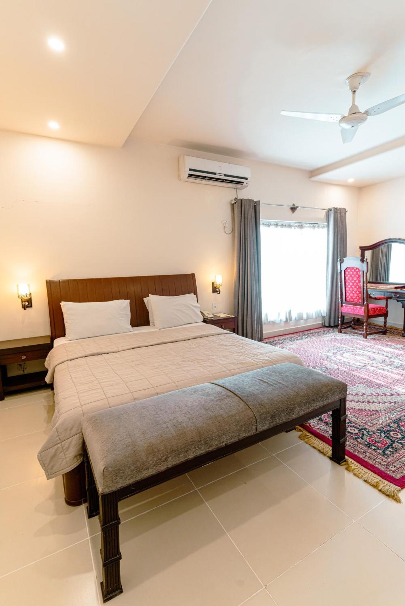 Vip House Peshawar Hotel ภายนอก รูปภาพ