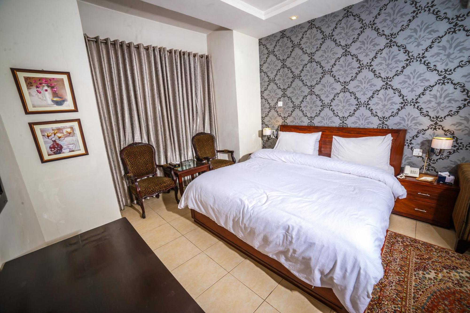 Vip House Peshawar Hotel ภายนอก รูปภาพ