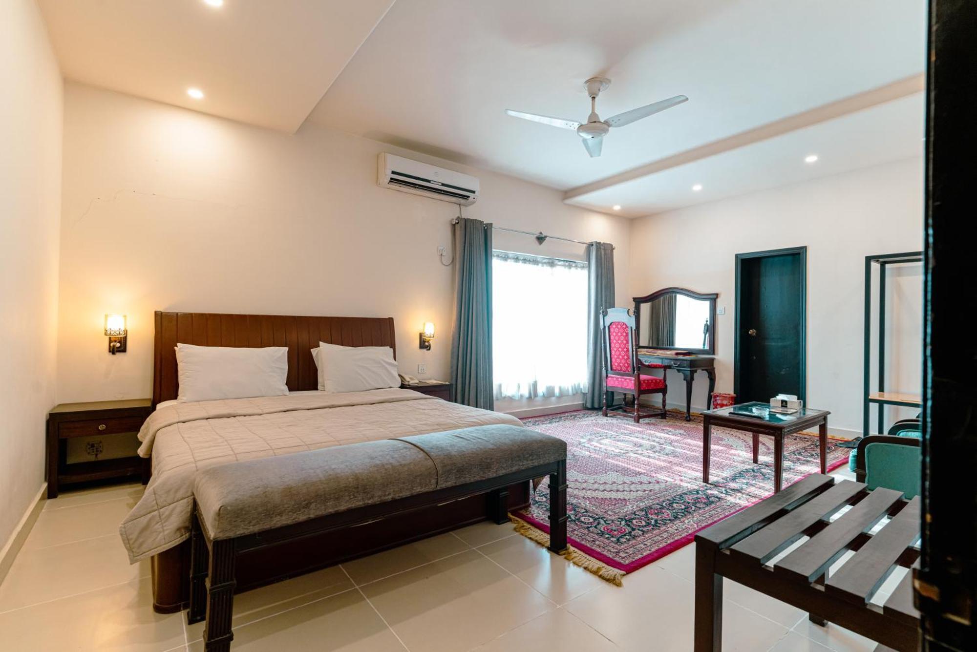 Vip House Peshawar Hotel ภายนอก รูปภาพ