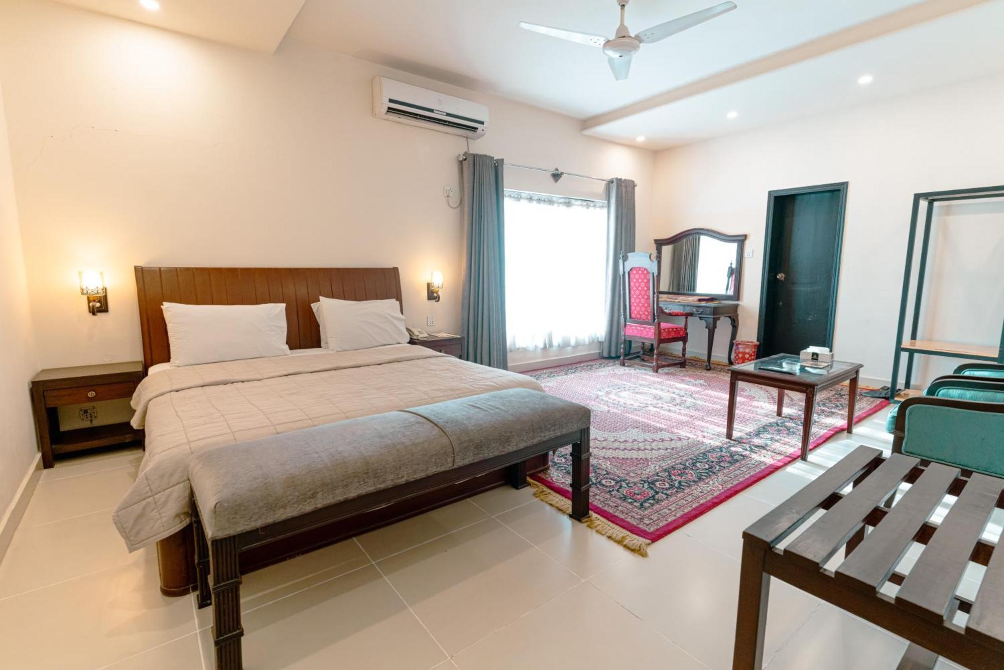 Vip House Peshawar Hotel ภายนอก รูปภาพ