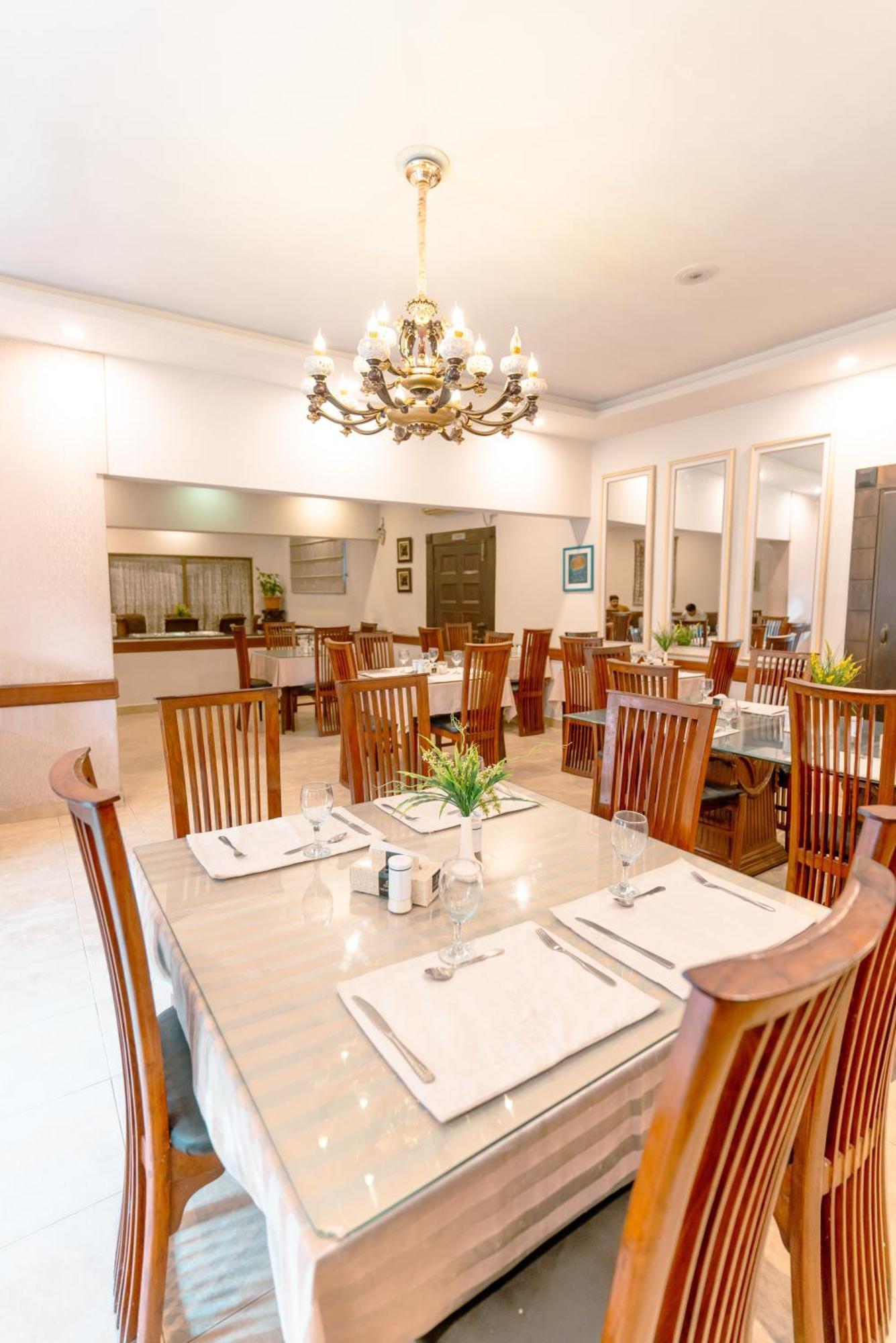 Vip House Peshawar Hotel ภายนอก รูปภาพ