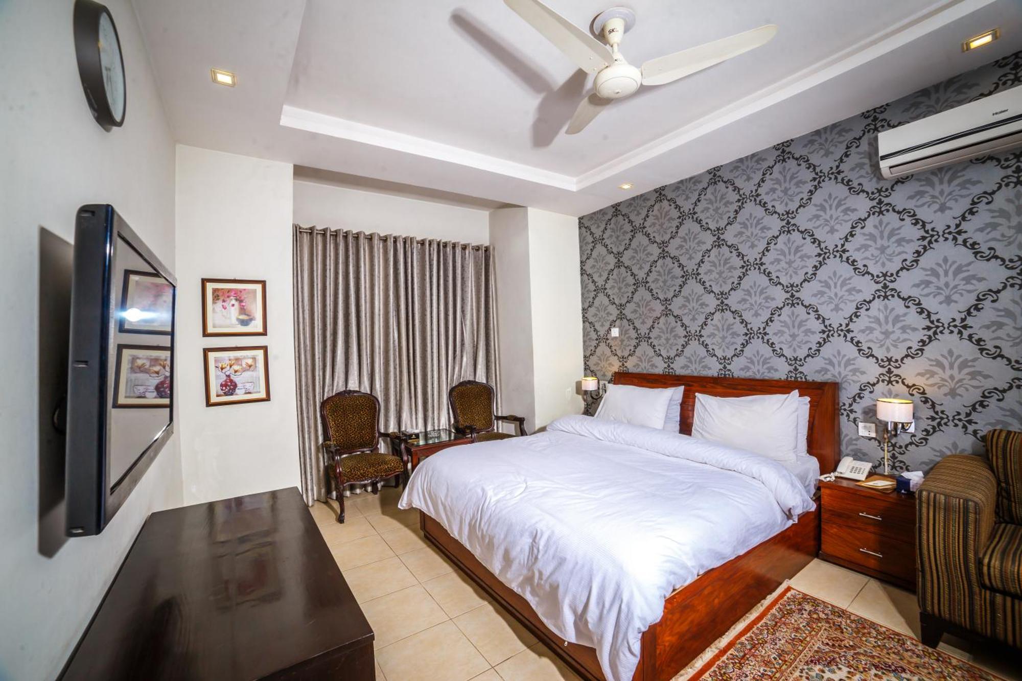 Vip House Peshawar Hotel ภายนอก รูปภาพ