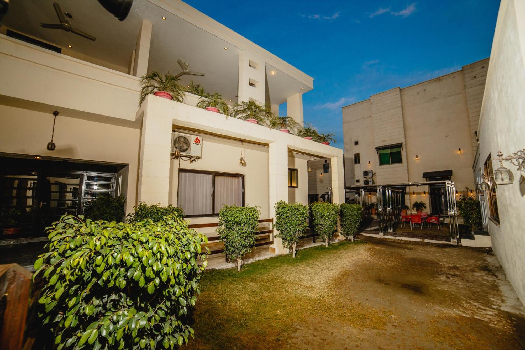 Vip House Peshawar Hotel ภายนอก รูปภาพ